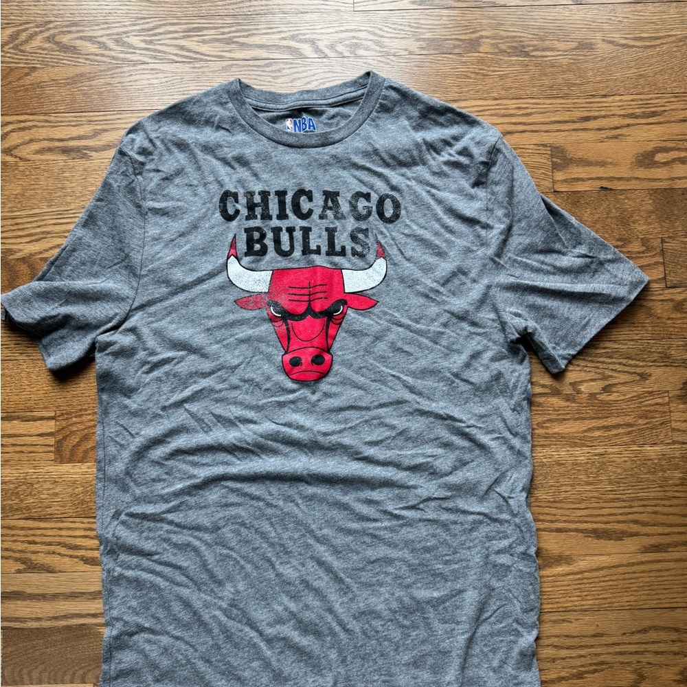 NBA Chicago Bulls Gray and Red Short Sleeve Tee